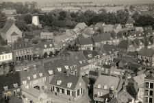 847926 Overzicht van het noordoostelijk deel van Rhenen vanaf de Cuneratoren (Kerkplein), met links op de achtergrond ...